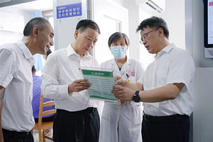 邓正权在调研部分委属单位时指出： 要突出特色优势，更好服务保障卫生健康事业高质量发展